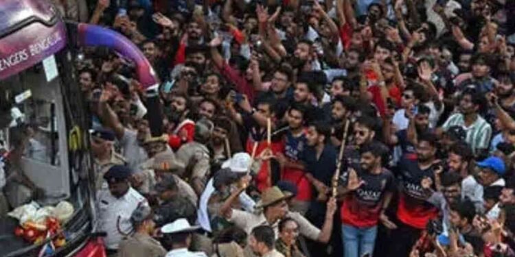 ஆர்சிபி அணியின் நிர்வாகி உட்பட 4 பேர் கைது