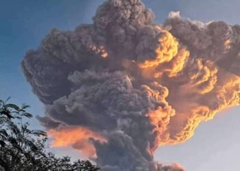 இந்தோனேசியாவில் வெடித்து சிதறிய எரிமலை – சுற்றுலா பயணிகள் வெளியேற்றம்