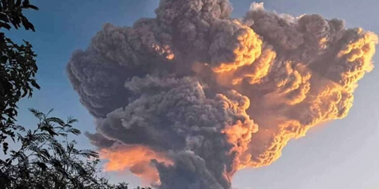 இந்தோனேசியாவில் வெடித்து சிதறிய எரிமலை – சுற்றுலா பயணிகள் வெளியேற்றம்
