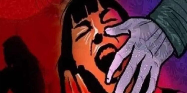 சிறுமியை மிரட்டி பாலியல் வன்கொடுமை செய்த நபர்கள்