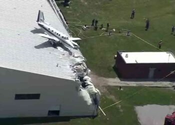 மேற்கூரையில் திடீரென வந்து விழுந்த விமானம்