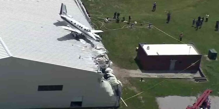 மேற்கூரையில் திடீரென வந்து விழுந்த விமானம்