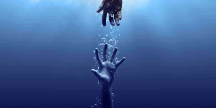 இருவரின் உயிரை காப்பாற்றிய பொலிஸார்