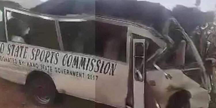 விபத்தில் 21 தடகள வீரர்கள் உயிரிழப்பு