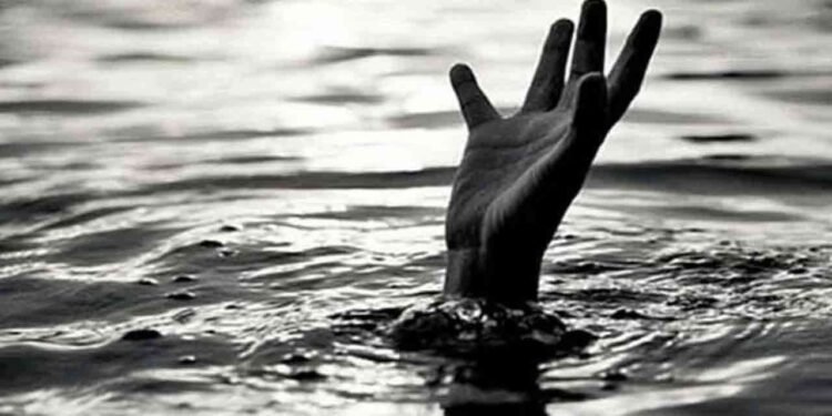 ஆற்றில் மூழ்கி 8 இளைஞர்கள் உயிரிழப்பு