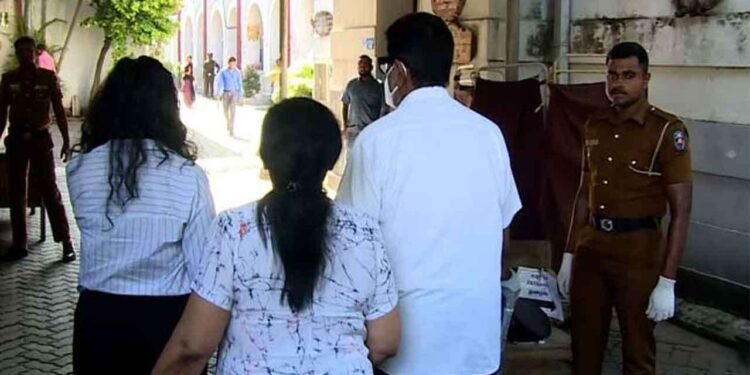 நீதிமன்றம் அழைத்துவரப்பட்ட கெஹெலிய, மனைவி மற்றும் மகள்