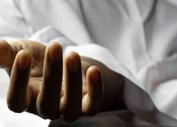 ஆற்றில் மிதந்த சடலத்தை மீட்க சென்றவர் பலி