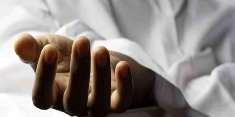 ஆற்றில் மிதந்த சடலத்தை மீட்க சென்றவர் பலி