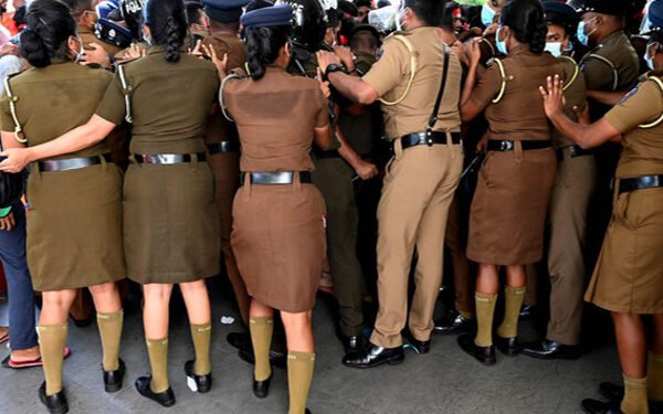 ஆயிரம் பெண் உத்தியோகத்தர்களை பொலிஸ் சேவையில் நியமிக்க தீர்மானம்!