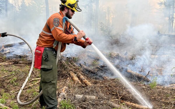 கனடாவின் பல மாகாணங்களில் காட்டுத் தீ