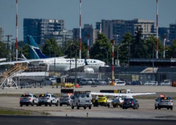 கனடாவில் பெரும் அதிர்வலை ; விமானம் கடத்தப்பட்டதால் முடங்கிய விமான சேவை