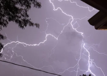 கனடாவில் மின்னல் தாக்கி உயிர் பிழைத்த இளம்பெண்