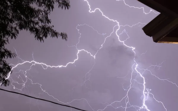 கனடாவில் மின்னல் தாக்கி உயிர் பிழைத்த இளம்பெண்