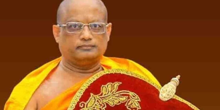 அஸ்கிரி அனுநாயக்க தேரரின் பூதவுடல் உபாலி நினைவு மண்டபத்தில் அஞ்சலிக்காக வைப்பு