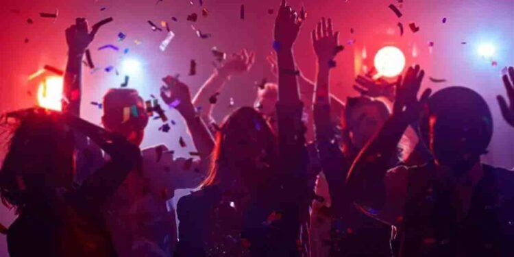 விருந்துபசாரம் சுற்றிவளைப்பு – இளம் பெண் உட்பட 21 பேர் கைது