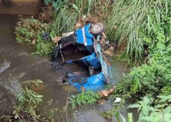 கால்வாய்குள் கவிழ்ந்து விபத்துக்குள்ளான முச்சக்கரவண்டி!