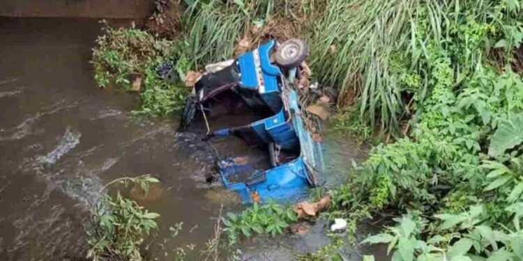 கால்வாய்குள் கவிழ்ந்து விபத்துக்குள்ளான முச்சக்கரவண்டி!