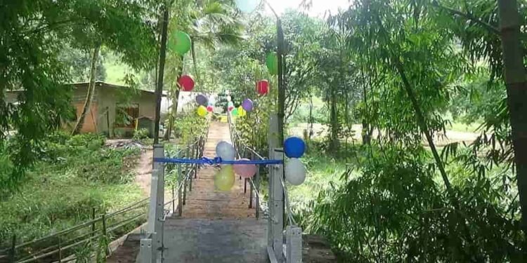 தோட்ட இளைஞர்களின் முயற்சியில் உருவான இரண்டு தொங்கு பாலங்கள்