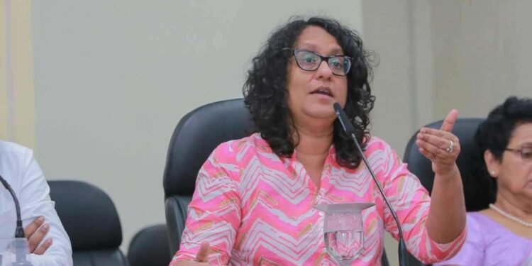 கல்விச் சீர்திருத்தம் என்பது ஒட்டுமொத்த கல்வி முறைமையும் மாற்றி அமைப்பதாகும்