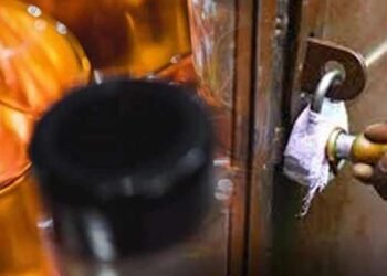 அழிப்பதற்கு தயாரான மதுபான போத்தல்களுக்குள் மாற்றுத் திரவம்