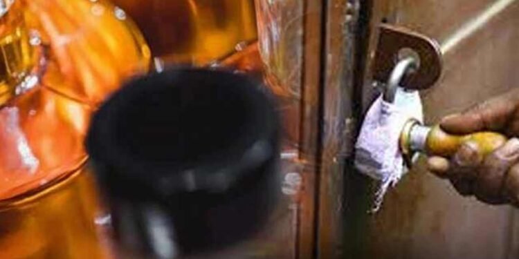 அழிப்பதற்கு தயாரான மதுபான போத்தல்களுக்குள் மாற்றுத் திரவம்