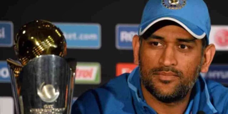 ‘கேப்டன் கூல்’ வாசகத்தை பதிவு செய்கிறார் தோனி