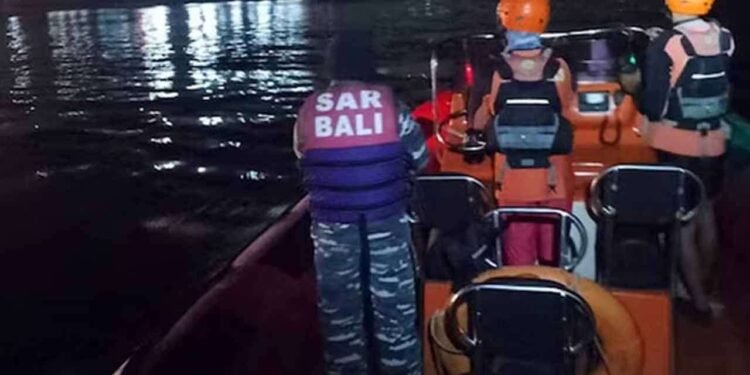 இந்தோனேசியாவில் நீரில் மூழ்கிய கப்பல் – 4 பேர் பலி, 38 பேர் மாயம்