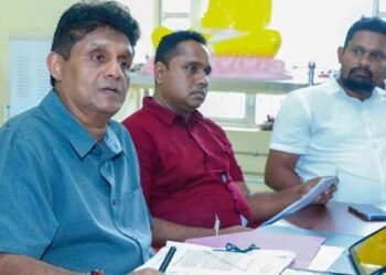 இந்த அரசு இடது பக்கம் சிக்னல் போட்டு வலது பக்கமாக சென்று நாட்டை அழிக்கிறது