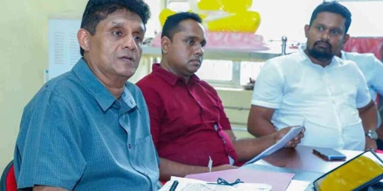 இந்த அரசு இடது பக்கம் சிக்னல் போட்டு வலது பக்கமாக சென்று நாட்டை அழிக்கிறது