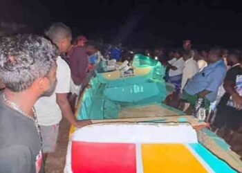 புயலில் சிக்கிய படகு – மீனவர்கள் மாயம்