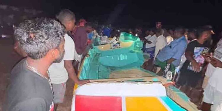 புயலில் சிக்கிய படகு – மீனவர்கள் மாயம்