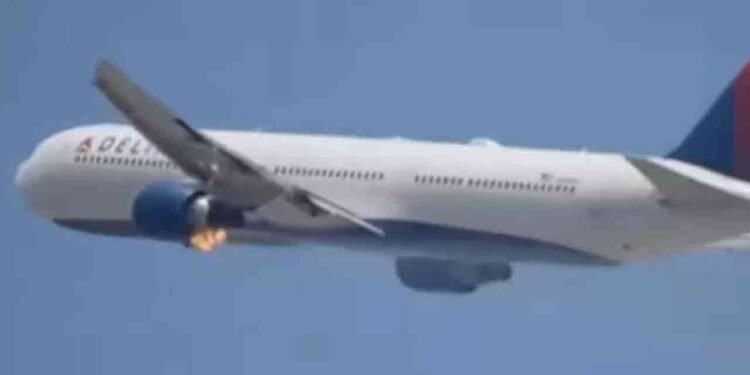 நடுவானில் திடீரென தீப்பிடித்து எரிந்த விமான எஞ்சின்