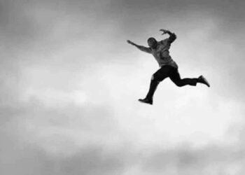 நடிகையின் மகன் அடுக்குமாடி குடியிருப்பில் இருந்து குதித்து தற்கொலை