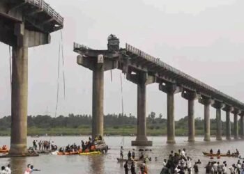 குஜராத் பாலம் விபத்து : பலி எண்ணிக்கை 17ஆக அதிகரிப்பு