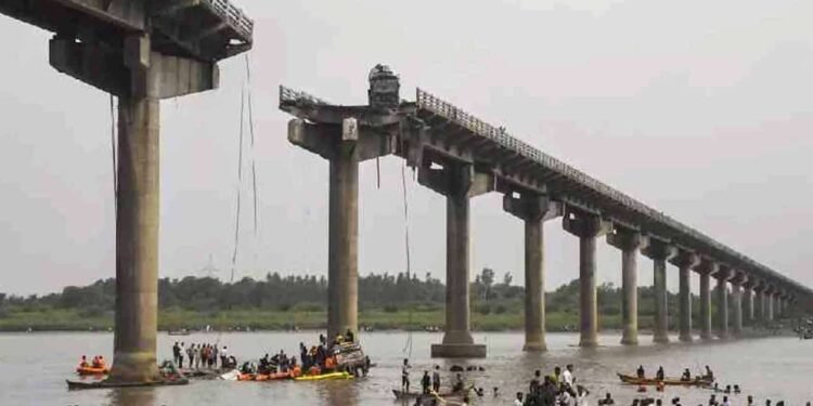 குஜராத் பாலம் விபத்து : பலி எண்ணிக்கை 17ஆக அதிகரிப்பு