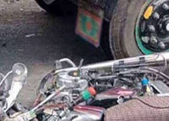 லொறியில் சிக்கிக்கொண்ட மோட்டார் சைக்கிள் – ஒருவர் பலி