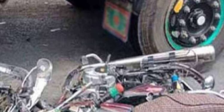 லொறியில் சிக்கிக்கொண்ட மோட்டார் சைக்கிள் – ஒருவர் பலி