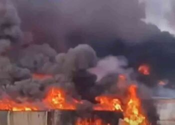 சரக்கு ரயிலில் பற்றி எரியும் தீ