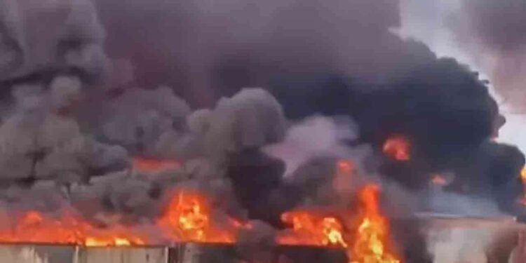 சரக்கு ரயிலில் பற்றி எரியும் தீ