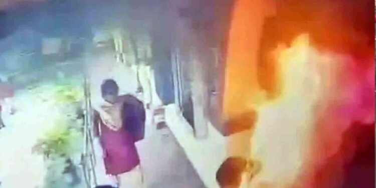 பாலியல் தொல்லை கொடுத்த பேராசிரியர் – கல்லூரிக்குள் தீக்குளித்த மாணவி