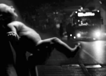 பிறந்த குழந்தையை பேருந்திலிருந்து தூக்கி வீசிய 19 வயது யுவதி!