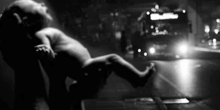 பிறந்த குழந்தையை பேருந்திலிருந்து தூக்கி வீசிய 19 வயது யுவதி!