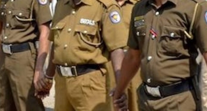 பணி இடைநீக்கம் செய்யப்பட்ட பொலிஸ் அதிகாரிகள் இருவர்!