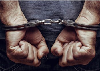 பிரபல நடிகை மற்றும் அவரது கணவரை கைது செய்யும் நடவடிக்கையில் பொலிஸார்!