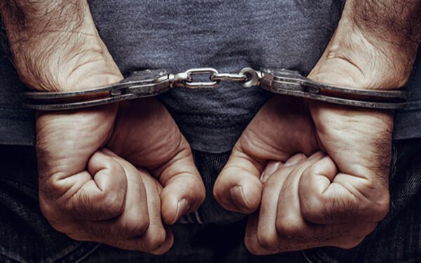 பிரபல நடிகை மற்றும் அவரது கணவரை கைது செய்யும் நடவடிக்கையில் பொலிஸார்!