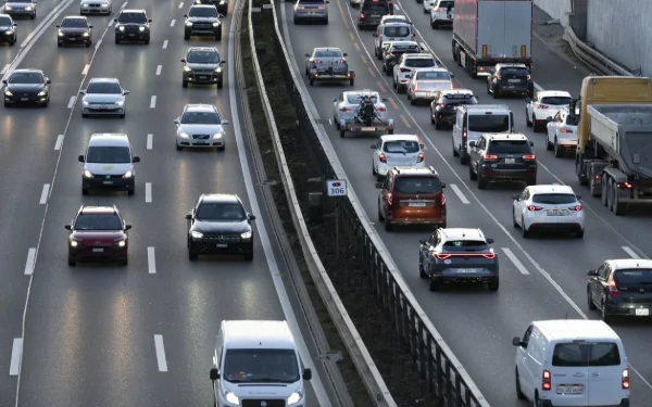 சுவிஸில் அதிவேகமாக வாகனம் செலுத்தியவருக்கு 110,000 டாலர் அபராதம்