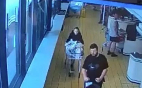 பல்பொருள் அங்காடியில் குழந்தைகளை தாக்கியவரை தேடுகிறது பொலிஸ்