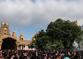 நல்லூர் ஆலய தேர்த் திருவிழாவில் யுவதியின் மோசமான செயல்!