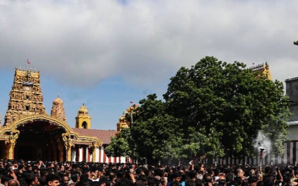 நல்லூர் ஆலய தேர்த் திருவிழாவில் யுவதியின் மோசமான செயல்!