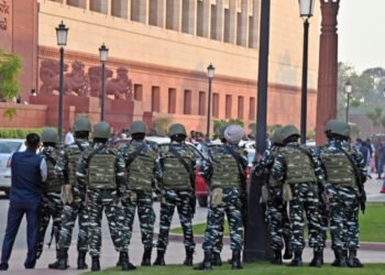 நாடாளுமன்ற வளாகத்துக்குள் சுவர் ஏறி குதித்தவரால் பரபரப்பு